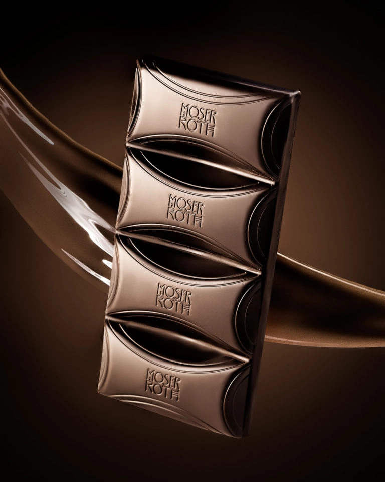 Moser & Roth Chocolate Bar with chocolate splash and glow behind
